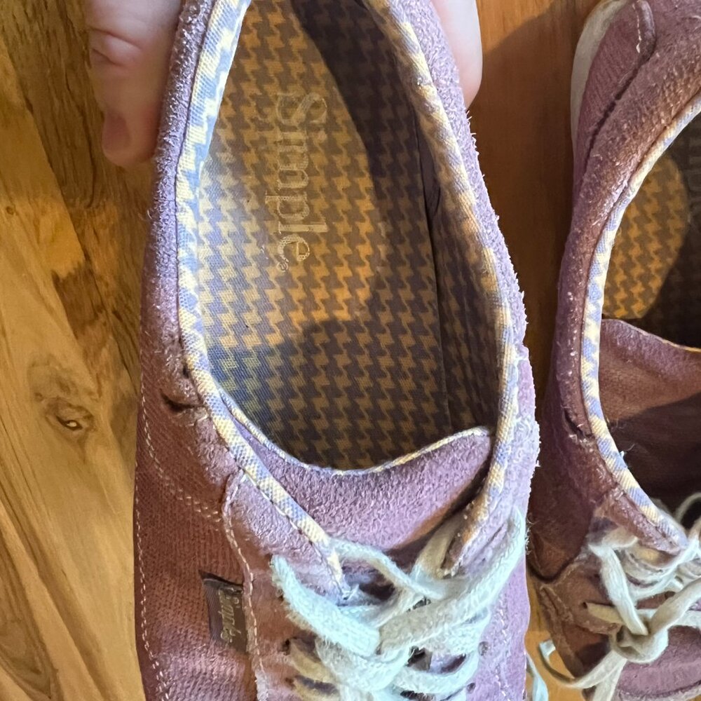 Simple Sneakers - Picture 2 of 7